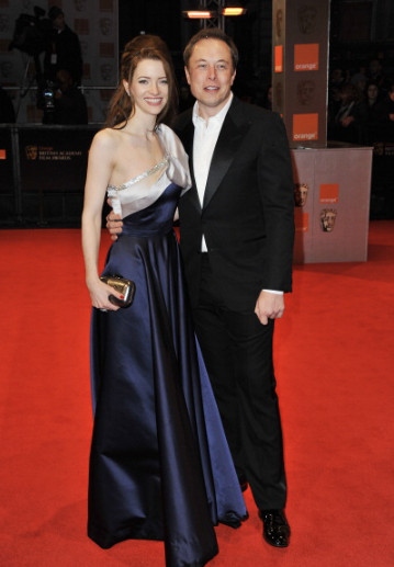 Sau cuộc ly hôn đầu tiên của Elon Musk và Talulah Riley vào năm 2012, Musk được cho là đã trả cho vợ cũ 4,2 triệu USD  Bất chấp sự chia rẽ ban đầu, họ đã hòa giải 18 tháng sau đó và kết hôn lần thứ hai vào năm 2013. Sau khi ly hôn một lần nữa vào năm 2016, Musk dường như đã đồng ý trả 16 triệu USD để kết thúc cuộc tình này.
​​​​​​Talulah Riley là người vợ thứ hai của tỷ phú Elon Musk. Nữ diễn viên sinh năm 1985 ở Hertford, Anh. Riley bắt đầu tham gia diễn xuất vào năm 2003 khi cô mới 18 tuổi, đóng vai trong một số tập của bộ phim truyền hình Poirot. Cô được biết đến qua các vai diễn trong phim Kiêu hãnh và định kiến, Inception, Thor: The Dark World, Westworld, The Boat That Rocked... Ảnh: Westworld.