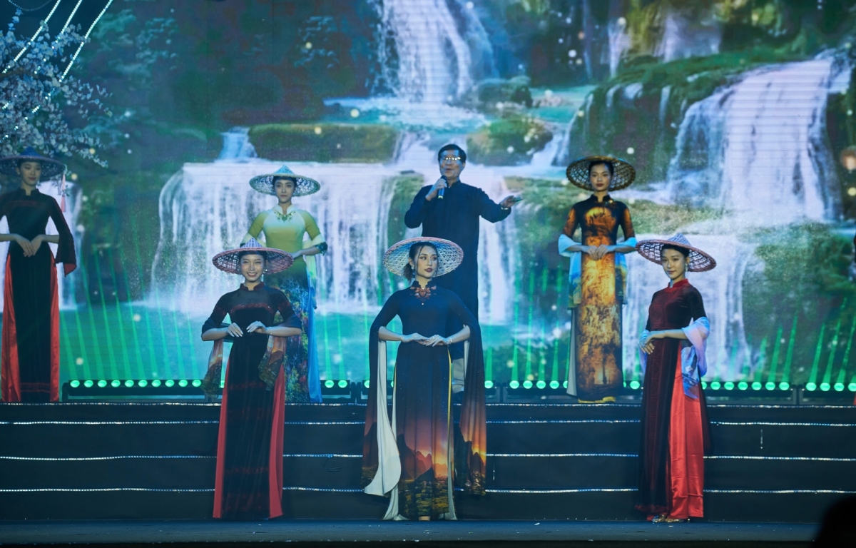 NTK Vũ Thảo Giang chia sẻ: “Với nhà thiết kế chúng tôi, những bộ sưu tập là ngôn ngữ để thể hiện tình yêu niềm đam mê và cái nhìn nghệ thuật, văn hoá đến công chúng.