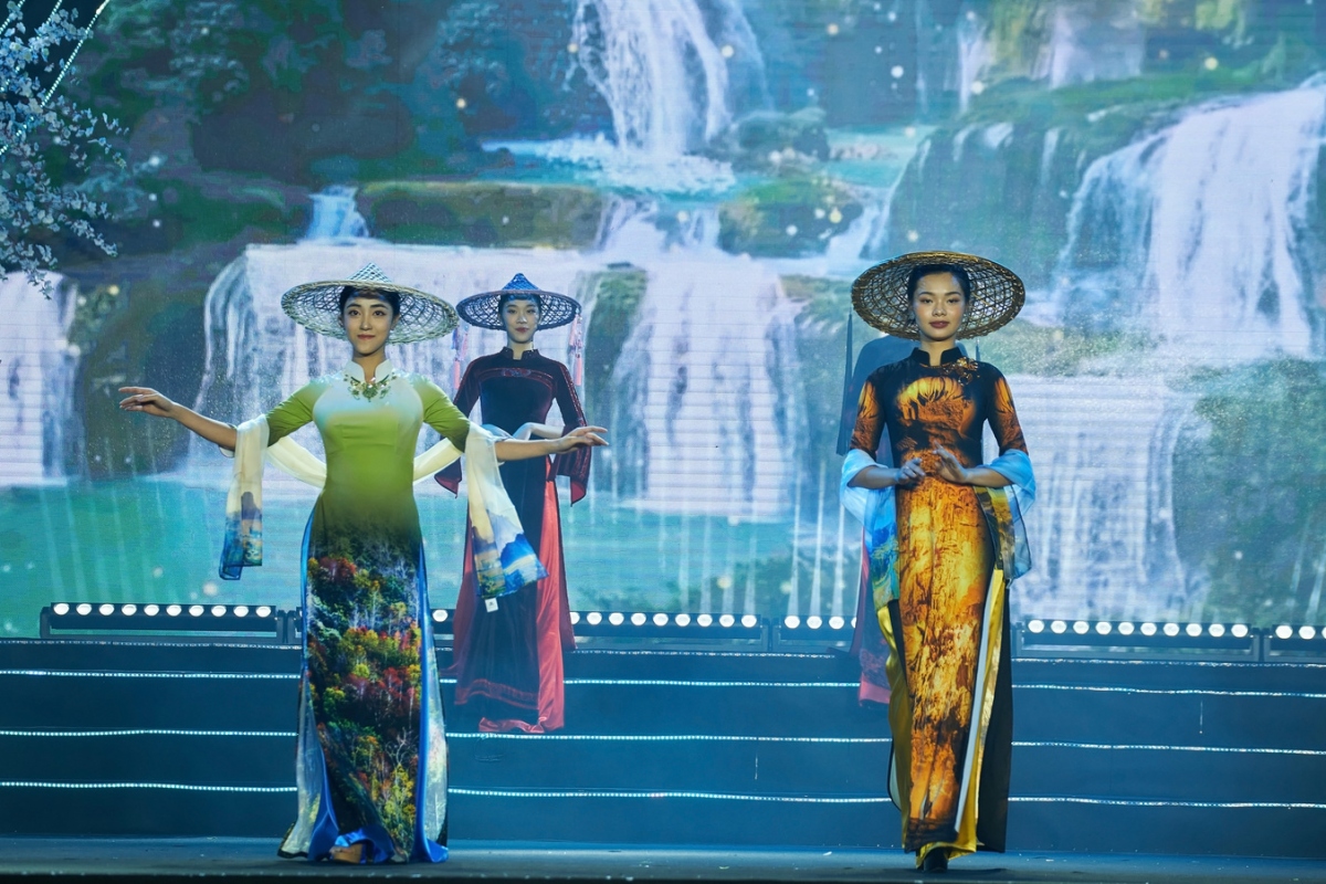 Bên cạnh đó, sự đan xen nhiều chất liệu vải trong bộ sưu tập lần này cho thấy tài năng, cách phối màu, xử lý chất liệu điêu luyện của nhà thiết kế 9X.
