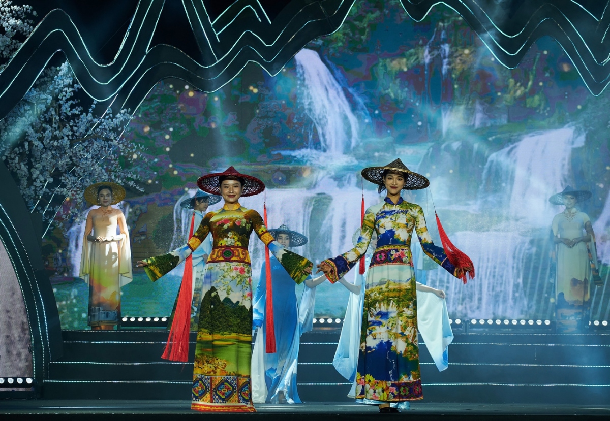 Với nhiều chất liệu vải từ truyền thống đến hiện đại như vải chàm, nhung, lụa nhung, lụa satin… cách điệu màu sắc thổ cẩm, khắc hoạ trên những chiếc áo dài, phụ kiện khăn lụa, vừa có tính ứng dụng cao, vừa mang nhiều giá trị nghệ thuật.