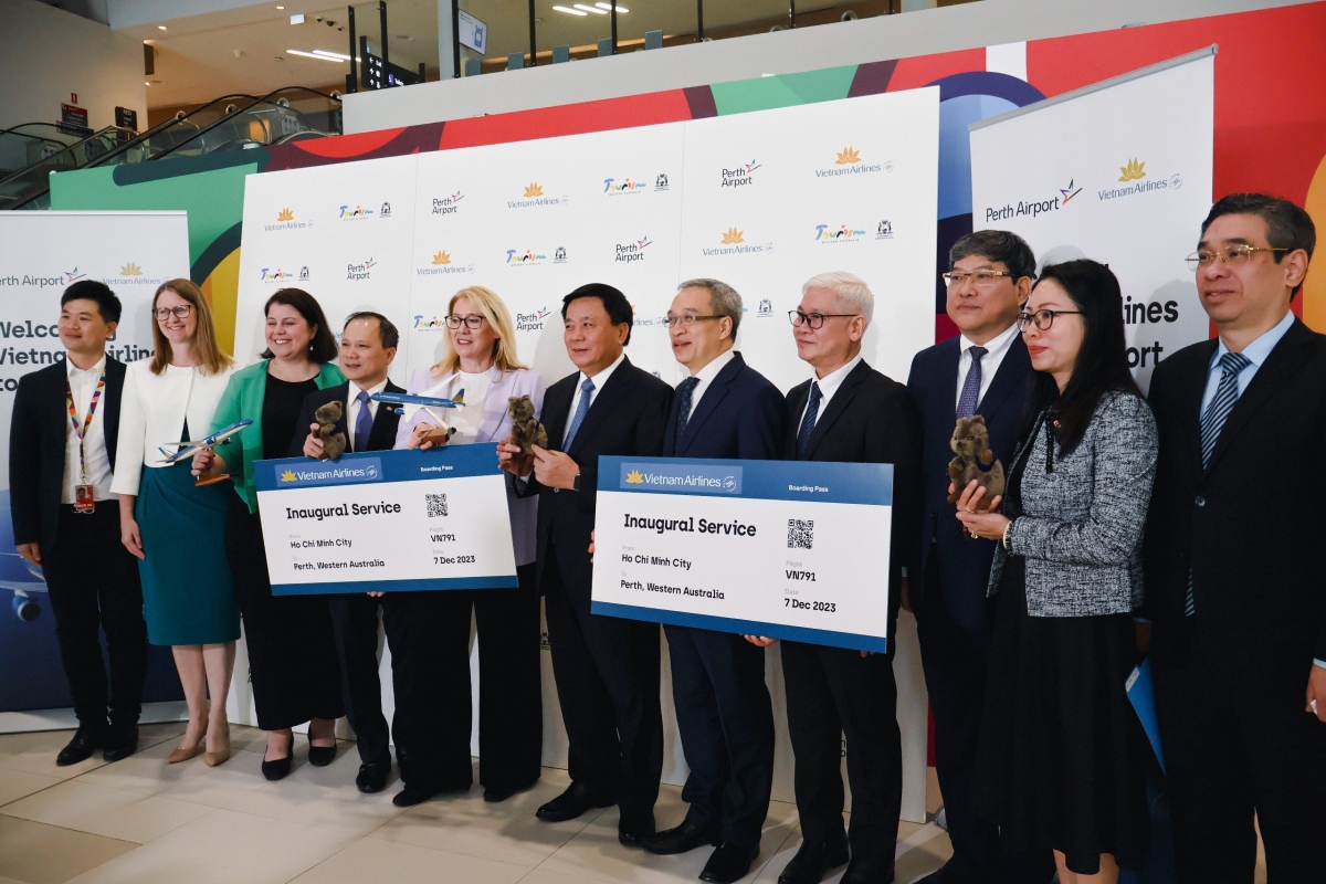 Ông Nguyễn Xuân Thắng - Ủy viên Bộ Chính trị, Giám đốc Học viện Chính trị Quốc gia Hồ Chí Minh, Chủ tịch Hội đồng Lý luận Trung ương, và đại diện sân bay Perth dự khai trương