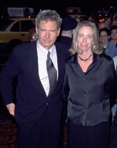 Khi Harrison Ford ly dị người vợ thứ hai, Melissa Mathison, vào năm 2004, có thông tin cho rằng ông đã trả cho bà khoảng 85 triệu USD. Ngoài ra, Melissa Mathison còn được cho là đã thương lượng về tỷ lệ phần trăm thu nhập từ những bộ phim anh đóng khi họ vẫn còn chung sống.
Melissa Mathison, vợ ngôi sao Harrison Ford đã đệ đơn lên toà án ở Los Angeles đòi ly hôn sau 18 năm chung sống. Lý do là chàng diễn viên 59 tuổi đã sao nhãng trách nhiệm làm chồng, làm cha trong suốt thời gian qua.