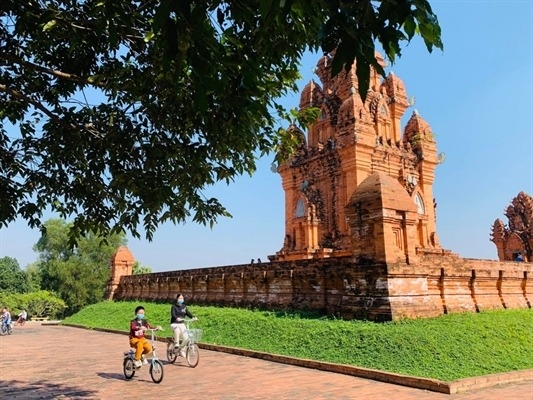 Du khách trải nghiệm tại Làng Văn hóa - Du lịch các dân tộc Việt Nam