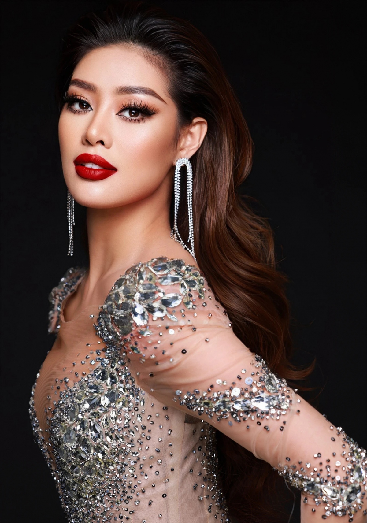 Nguyễn Trần Khánh Vân sinh năm 1995, đăng quang Hoa hậu Hoàn vũ Việt Nam 2019. Cuộc thi là bước đệm giúp tên tuổi của người đẹp được chú ý hơn. Từ đó, cô tích cực tham gia nhiều sự kiện thời trang, góp mặt trong các gameshow... Mới đây, Khánh Vân trình làng bộ ảnh mới kỷ niệm 4 năm đăng quang. Người đẹp cũng có những tiết lộ về cuộc sống của mình sau khi trở thành hoa hậu. Thông qua bộ ảnh, Nguyễn Trần Khánh Vân muốn gửi lời tri ân đến khán giả đã luôn ủng hộ, yêu thương mình. Nàng hậu chia sẻ: “Năm nay cũng là cột mốc đánh dấu tròn 10 năm tôi bước chân vào nghệ thuật. Thời gian vừa qua, Vân luôn học hỏi, cố gắng mỗi ngày để xứng đáng với tình yêu thương của mọi người” (Nguồn: Thanh Niên)