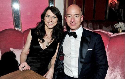 Vào năm 2019, sau cuộc ly hôn của Jeff Bezos và Mackenzie Scott, có thông tin cho rằng bà MacKenzie nhận 25% tổng tài sản, tương ứng với 4% cổ phiếu của Amazon, trị giá 38 tỷ USD. Số tiền này giúp vợ cũ ông chủ Amazon trở thành người phụ nữ giàu thứ 3 thế giới. Theo đó, bà MacKenzie sẽ đứng sau Francoir Bettencourt Meyers (L'Oréal) và Alice Walton (Walmart), mỗi người đều nắm trong tay tài sản ròng lên tới 50 tỷ USD.
 “Đây là vụ ly hôn đình đám nhất. Không có cuộc ly hôn nào lớn như thế này vì số lượng tài sản mà nó được phân chia”, ông Peter Walzer, Chủ tịch Học viện Luật sư Hôn nhân Mỹ phát biểu.