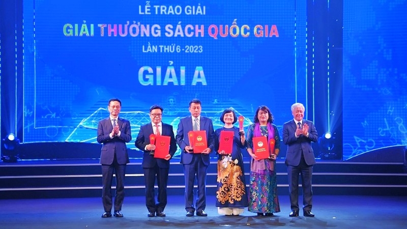 Đồng chí Đỗ Văn Chiến, Bí thư Trung ương Đảng, Chủ tịch Ủy ban Trung ương Mặt trận Tổ quốc Việt Nam và đồng chí Nguyễn Mạnh Hùng, Bộ trưởng Bộ Thông tin và Truyền thông trao giải cho hai tác phẩm đoạt giải A.