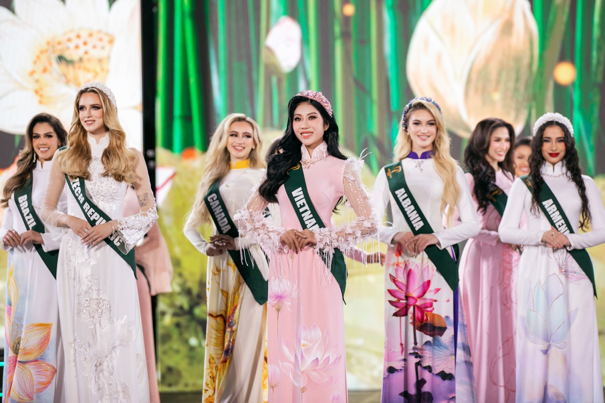 Đỗ Thị Lan Anh và dàn người đẹp Miss Earth trình diễn áo dài