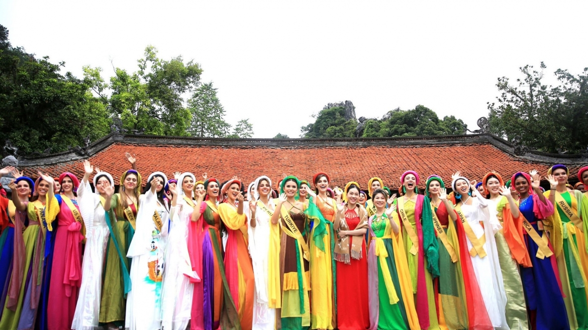 70 thí sinh cuộc thi Hoa hậu Hòa bình Thế giới 2023 – Miss Grand International 2023 chụp ảnh lưu niệm tại Di tích Quốc gia đặc biệt Chùa Thầy.