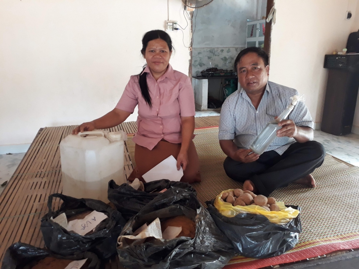 Vợ chồng ông Mão giới thiệu về sản phẩm rượu dưỡng sinh Ta Rương Mão