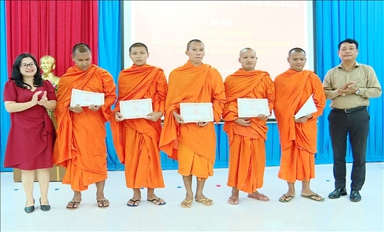 Trao giấy chứng nhận hoàn thành chương trình tập huấn cho các chư tăng. Ảnh: Thịnh Phúc