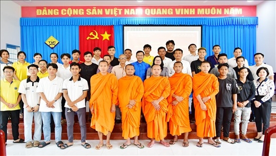 Lớp truyền dạy có sự tham gia của 54 học viên là các vị chư tăng, thanh thiếu niên đồng bào dân tộc Khmer. Ảnh: Thịnh Phúc