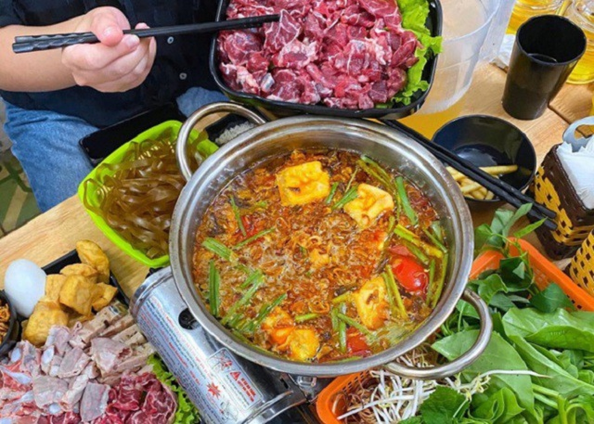 Môi trường ăn xung quanh cũng ảnh hưởng không nhỏ đến chất lượng của bữa ăn lẩu.