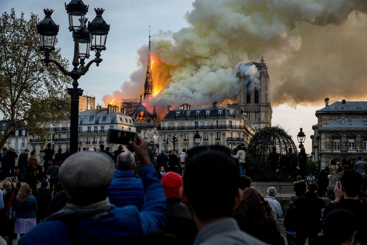 Nhà thờ Đức Bà bốc cháy ở trung tâm Paris ngày 15/4/2019.