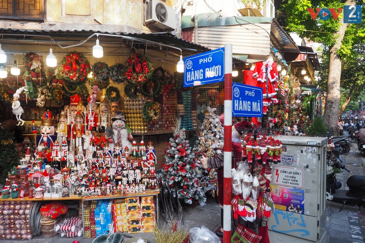 Phố Hàng Mã (quận Hoàn Kiếm, Hà Nội) được biết tới là thủ phủ đồ trang trí, đồ chơi trong mọi dịp lễ, tết. Sau Halloween, các hộ kinh doanh ở đây lập tức chuyển sang bán sản phẩm trang trí Noel, khiến con phố trở nên rực rỡ đủ sắc màu.
