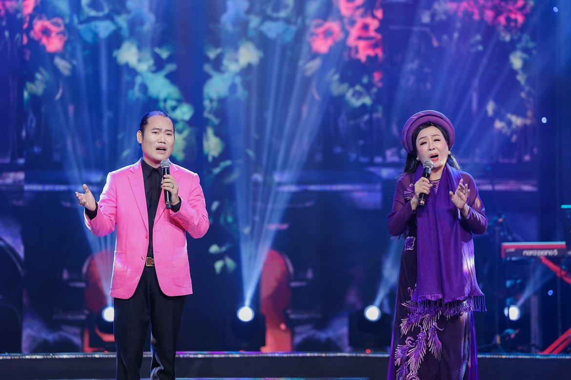 NSND Thu Hiền và nghệ sĩ Vượng Râu song ca “Qua ngõ nhà em” (Vinh Sử)