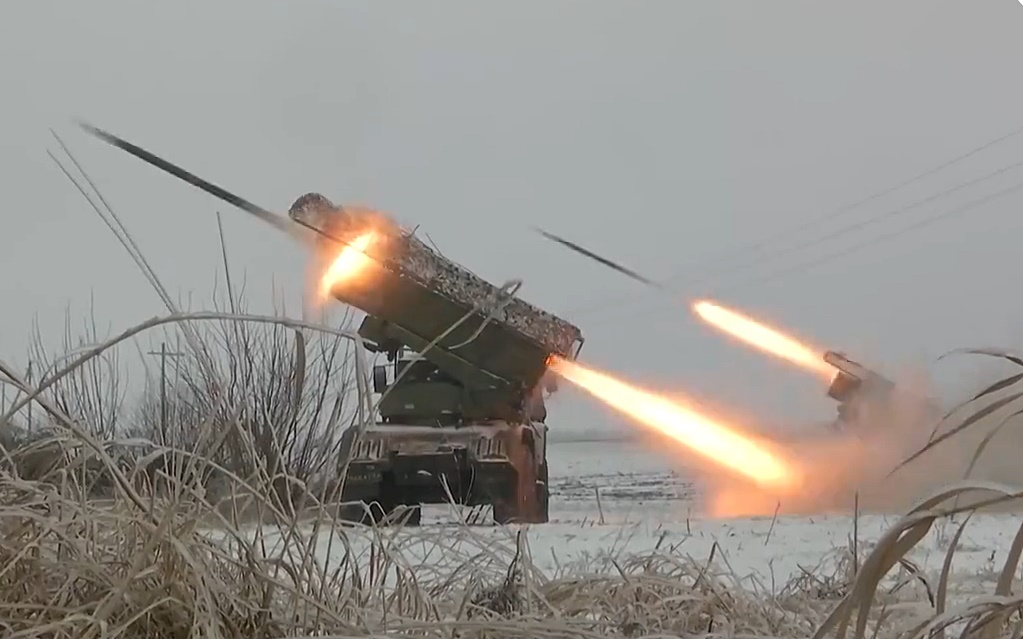 Hệ thống pháo phản lực phóng loạt Tornado-G của Nga nhả đạn trong xung đột vũ trang với Ukraine. Ảnh: Bộ Quốc phòng Nga.