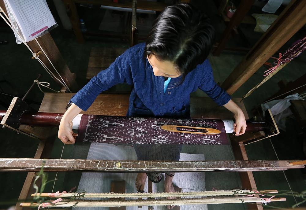 Phụ nữ Lào đang dệt hoạ tiết Naga lên tấm vải. Nguồn: UNESCO