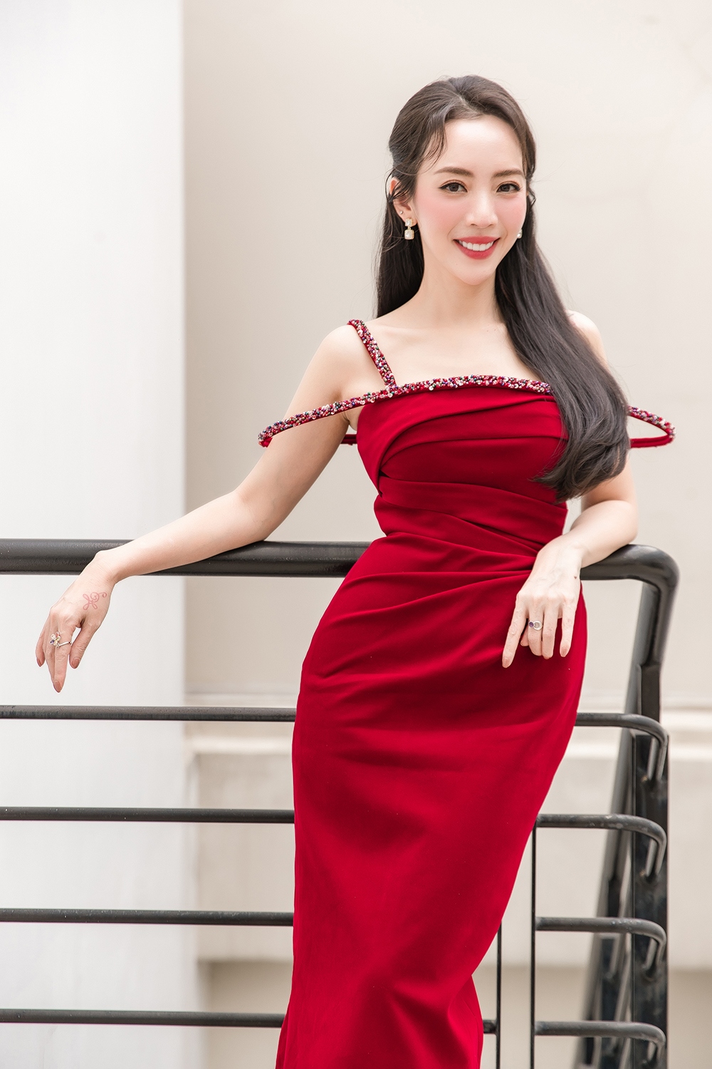 Thu Trang diện váy đỏ bắt mắt