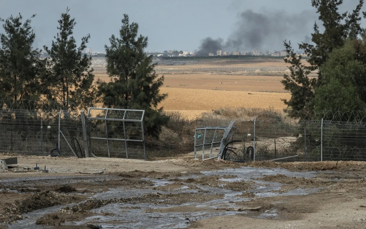 Hàng rào an ninh của một ngôi làng Israel bị các tay súng Hamas xâm nhập trong chiến dịch tấn công Israel hồi tháng 10/2023. Ảnh: Nytimes.