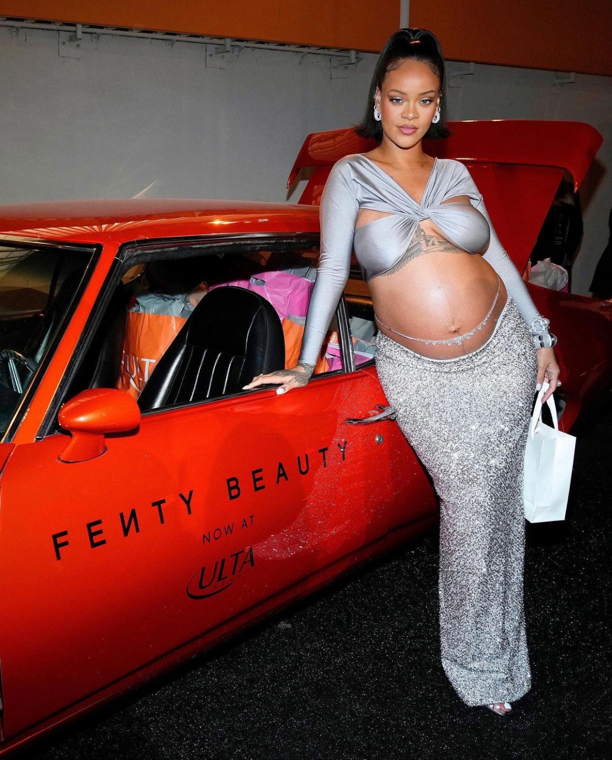 Tại buổi ra mắt thương hiệu Fenty Beauty của mình, Rihanna mặc áo crop-top màu bạc, váy cột bằng chất liệu sequin, được đặt may riêng từ Coperni.