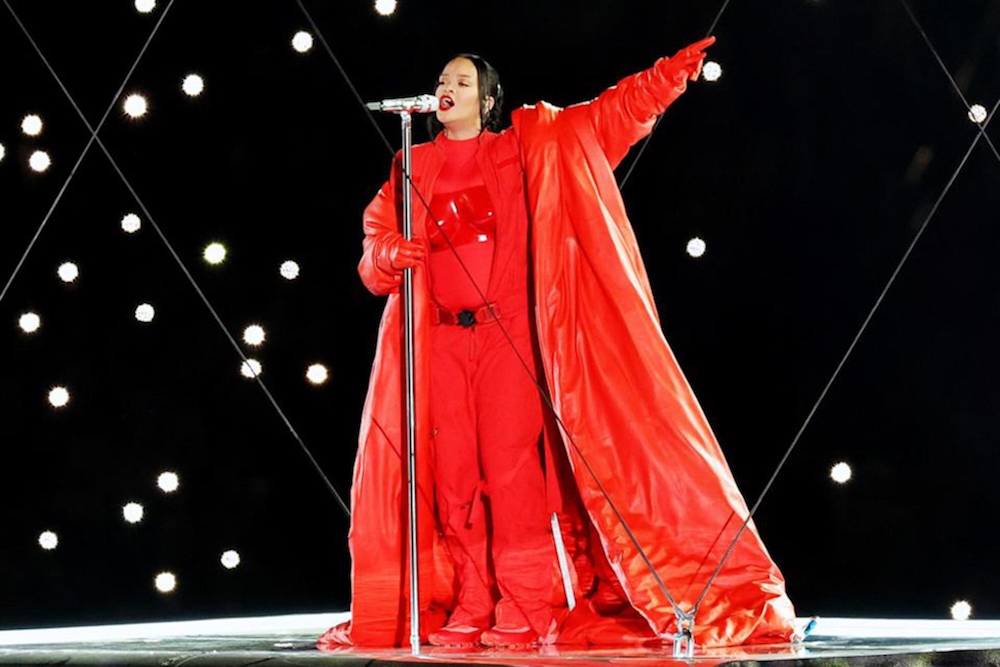 Sau thông báo mang thai hoành tráng, nữ doanh nhân kiêm nghệ sĩ biểu diễn “thỉnh thoảng” Rihanna cho ra mắt dòng trang phục bà bầu.