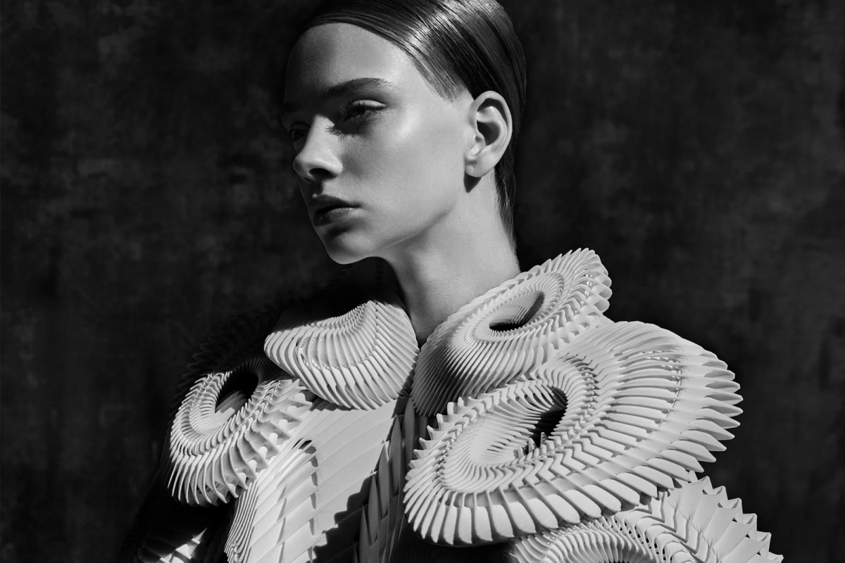 Iris van Herpen sử dụng những vật liệu độc đáo để tạo ra những tác phẩm lấy cảm hứng từ hóa thạch, thiên văn học, bộ xương và thế giới tự nhiên