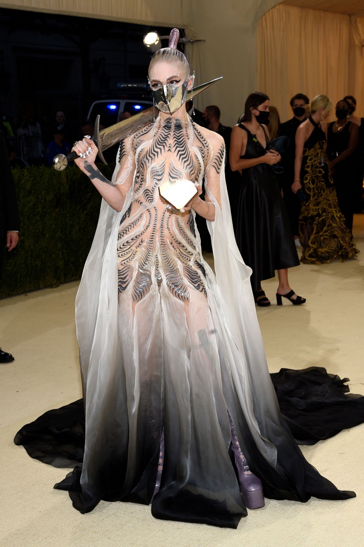 Nhạc sĩ Grimes đã tham dự Met Gala vào năm 2021 trong chiếc váy do Iris van Herpen thiết kế, mang phong cách tương lai và mất 900 giờ để thực hiện.