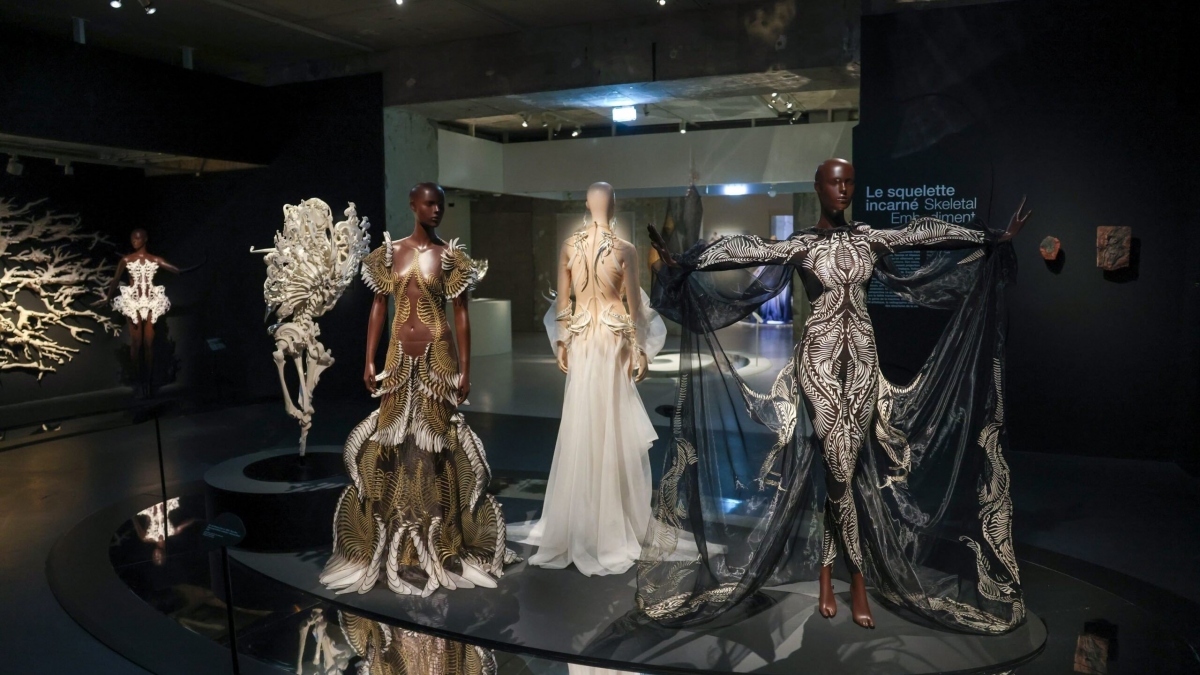 Một số tác phẩm của Iris van Herpen tại triển lãm “Iris van Herpen: Sculpting the Senses” đang diễn ra ở bảo tàng Musée des Arts Décoratifs (Pháp)
