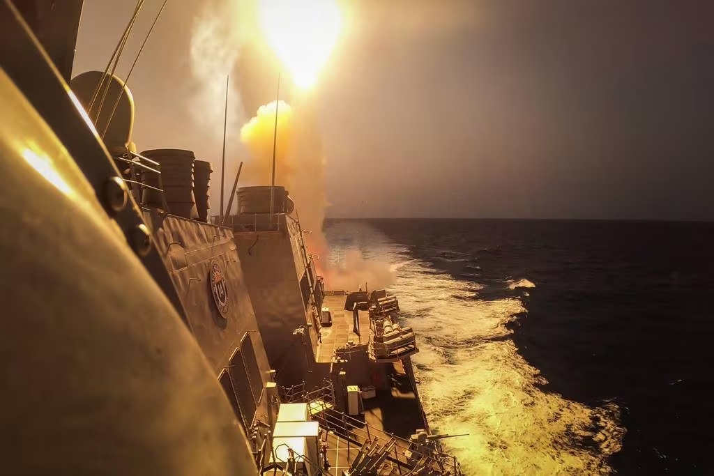 Tàu khu trục USS Carney của Mỹ đánh chặn UAV và tên lửa của lực lượng Houthi trên Biển Đỏ, ngày 19/10/2023. Ảnh: Hải quân Mỹ