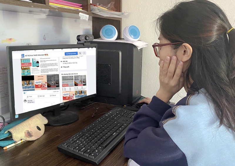 Không ít người tin vào quảng cáo, tư vấn trên các trang mạng đã tự mua các loại thuốc không rõ nguồn gốc để điều trị bệnh, gây hại sức khỏe. 