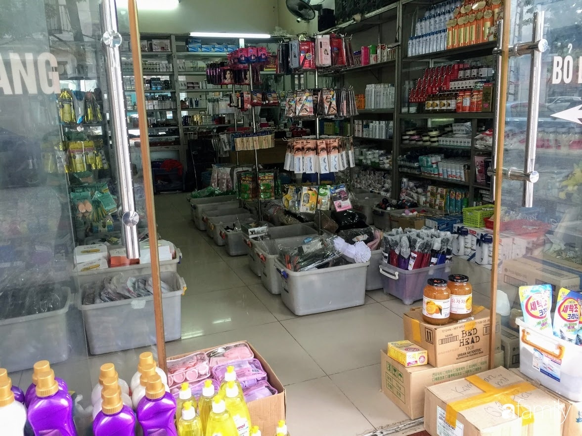 Nhiều sản phẩm làm đẹp, thực phẩm chức năng, bỉm, sữa… đang được bán trên mạng dưới dạng hàng “xách tay”, kể cả những nhãn hàng có đại lý phân phối chính hãng tại Việt Nam.