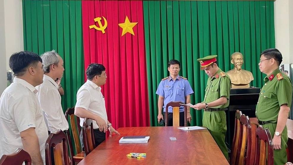 Cơ quan chức năng khám xét Trung tâm phát triển Quỹ đất huyện Long Thành (Ảnh: Công an tỉnh Đồng Nai)