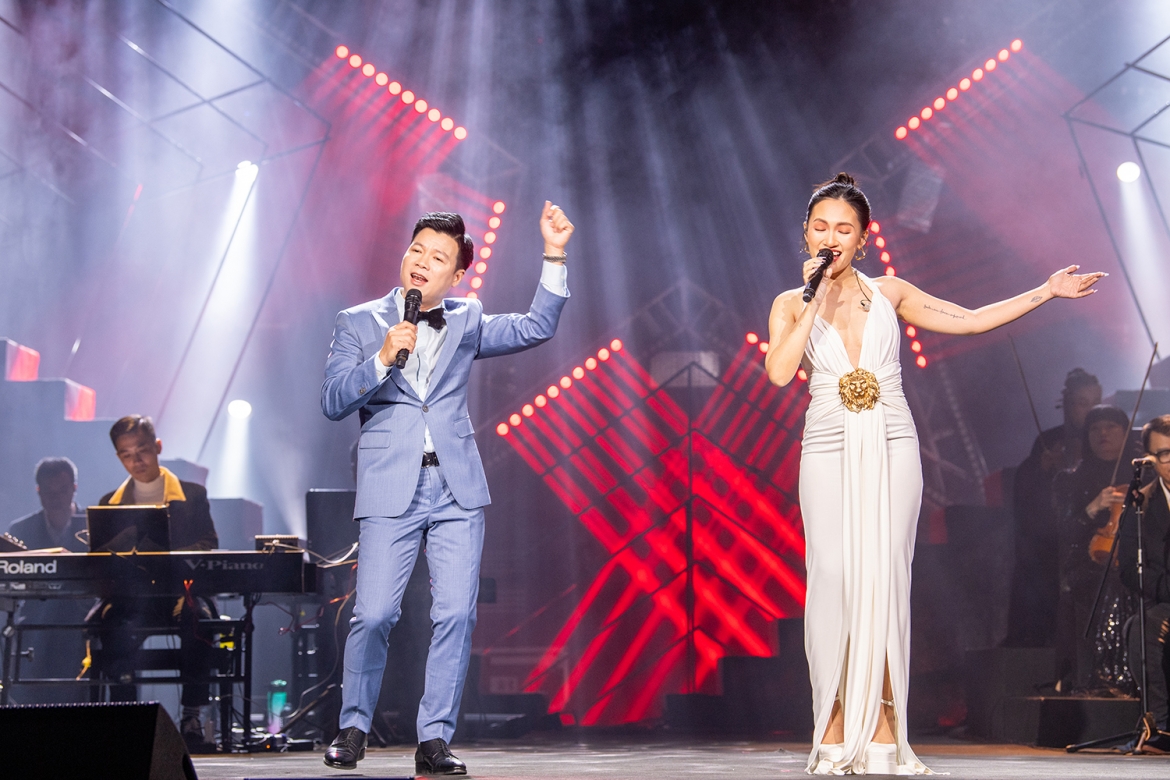 Nguyên Hà lần đầu hát nhạc cách mạng trong liveshow của Vũ Thắng Lợi