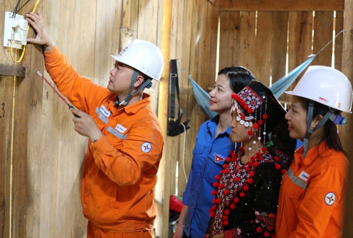 CBCNV Công ty Điện lực Yên Bái thực hiện sửa chữa điện miễn phí trong hộ gia đình