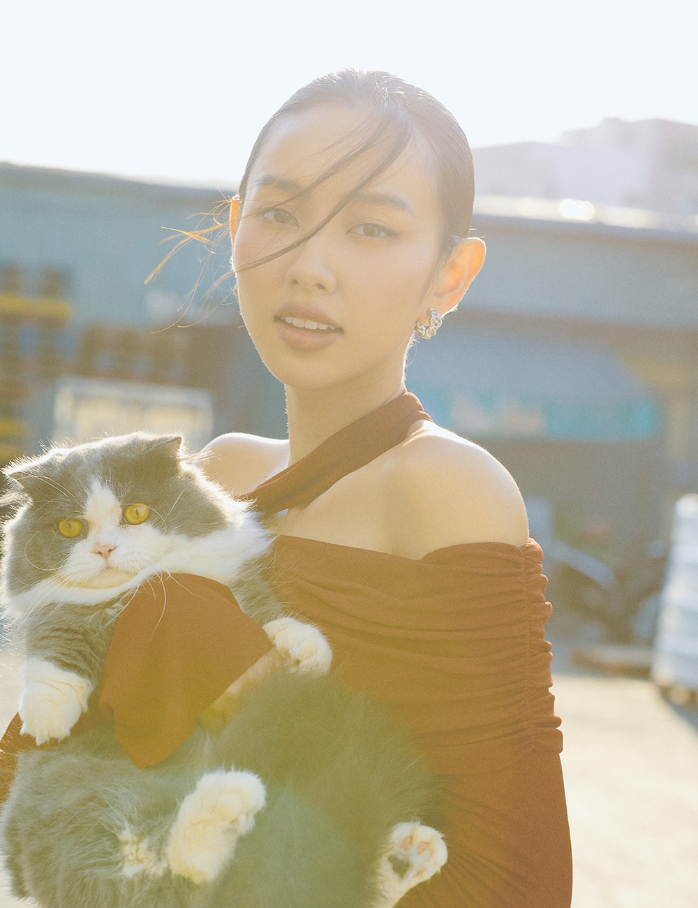 Thuỳ Tiên chia sẻ: “One Fine Day, có những điều bình dị xung quanh ta như một ngày nắng đẹp, chú mèo đáng yêu, một góc phố, các cô các bác tập múa ở công viên... nhiều khi vì bận rộn mà ta quên ngắm nhìn Sài Gòn quá đỗi đáng yêu”.