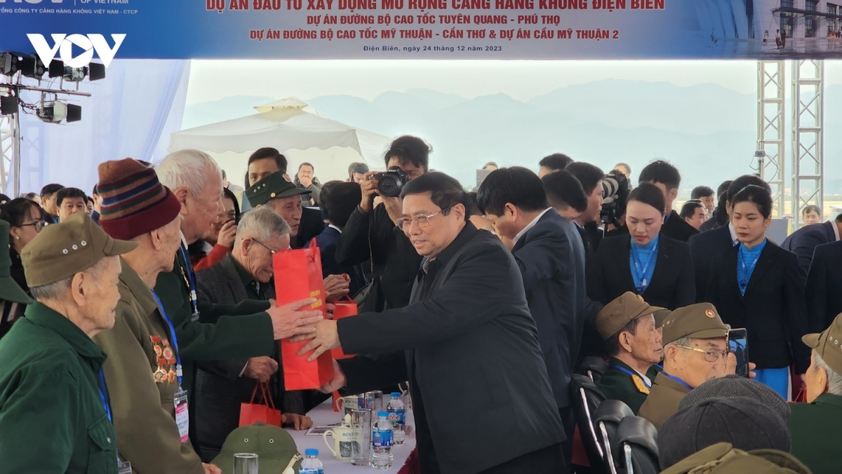 Nhân dịp này Thủ tướng Phạm Minh Chính đã tặng quà cho các cựu chiến binh tỉnh Điện Biên.