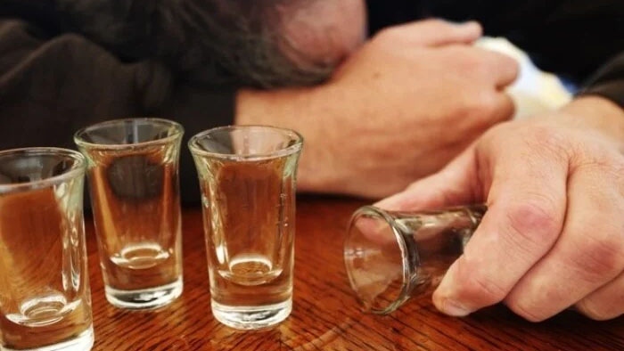 Uống 20 chén rượu mạnh, mất bao lâu để nồng độ cồn về 0? (Ảnh minh hoạ)