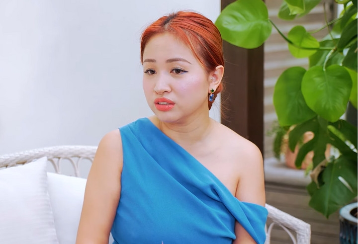 Tham gia chia sẻ trong podcast Sống một đời rực rỡ, MC Vân Hugo chia sẻ về giai đoạn bế tắc nhất trong cuộc sống của cô. Nữ MC cho hay: "Đó là năm 2016, khi bỗng một ngày thức dậy tôi thấy mình không nói được nữa. Với MC như tôi, việc này rõ ràng là ông trời đã lấy đi công cụ duy nhất để kiếm sống. Lúc đó con tôi vừa vào lớp 1 và đang đối diện với việc sang chấn tâm lý". Vân Hugo cho hay, bạn trai hoàn toàn không biết việc cô bị mắc bệnh nhược thị và mất giọng. Thời điểm cô chia sẻ về chuyện bệnh tật, bản thân cô đã vượt qua những khó khăn đó rồi. (Nguồn: VTC News)