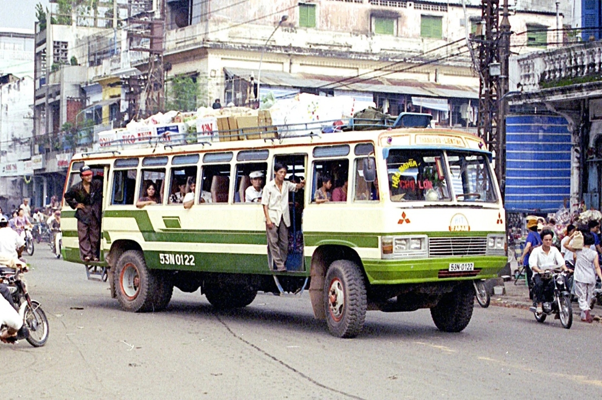 Hình ảnh xe đò cũ kỹ một thời với hai anh lơ xe đứng ở cửa xe vẫy khách - Ảnh tư liệu (Ảnh: Giaoducthudo)