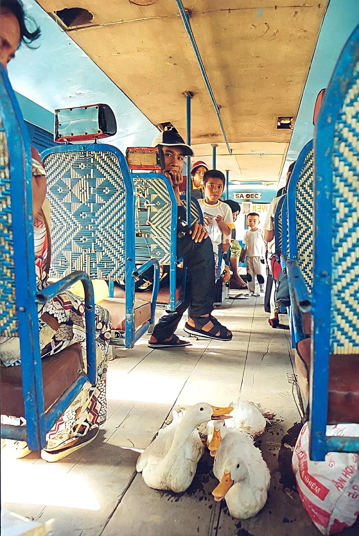Hình ảnh cũ kỹ đầy hoài niệm bên trong xe đò thời bao cấp, nhưng thường là đông nghịt khách - Ảnh tư liệu: Giaoducthudo