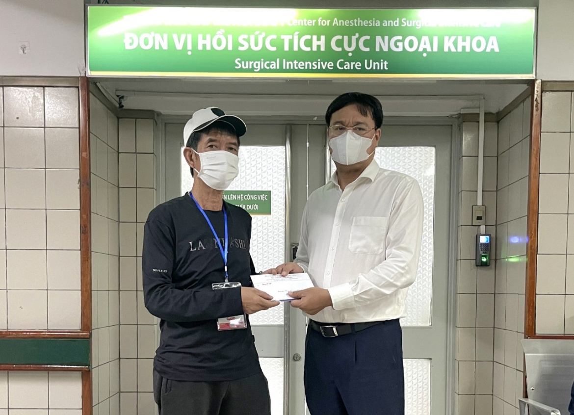 Cục trưởng Cục Thể dục thể thao Đặng Hà Việt vào thăm và tặng quà cho gia đình của VĐV Nguyễn Minh Triết.
