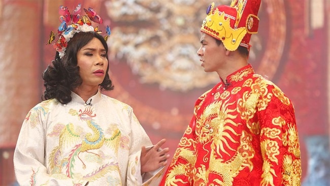 Hiện ê-kíp sản xuất Táo Quân 2024 đã tề tựu đông đủ nhưng vẫn thiếu hai gương mặt được cho là góp phần rất lớn trong việc tạo ra "linh hồn" của chương trình này là NSND Xuân Bắc và NSND Công Lý. Một số thông tin cho rằng có thể do NSND Xuân Bắc bận rộn công việc khác nên không thể tham gia, trong khi NSND Công Lý vẫn đang trong thời gian hồi phục sau biến cố về sức khỏe cách đây 2 năm nên chưa nhận lời xuất hiện. (Theo: Dân Việt)