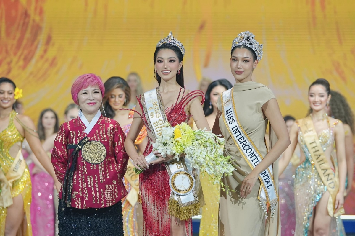 Tối 18/1 đã diễn ra chung kết Miss Global - Hoa hậu Toàn cầu 2023 tại Campuchia. Chung cuộc, người đẹp Puerto Rico - Ashley Melendez đã đăng quang ngôi vị cao nhất. Đại diện Việt Nam - Đoàn Thu Thủy giành ngôi Á hậu 4. Sau đêm chung kết, khán giả trên các diễn đàn sắc đẹp quốc tế bàn tán xôn xao về kết quả chung cuộc. Đặc biệt, việc người đẹp Đoàn Thu Thủy giành ngôi Á hậu 4 gây nhiều tranh cãi. Nhiều khán giả cho rằng Đoàn Thu Thủy không xứng đáng giành ngôi Á hậu 4 vì khả năng ngoại ngữ kém, không hoàn thành được phần thi ứng xử. (Theo: Tiền Phong)