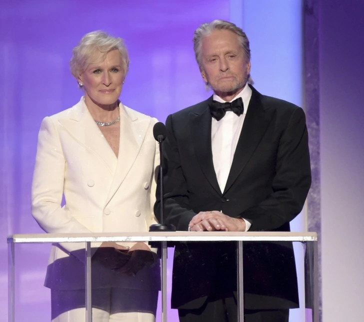 Glenn Close và Michael Douglas: Nhân vật Glenn Close và Michael Douglas trong bộ phim nổi tiếng "Fatal Attraction" không hẳn có mối quan hệ tốt nhưng bản thân hai diễn viên là những người ban thân thiết. 
Trong lễ trao giải năm 2019, cả hai cuối cùng đã tái hợp, và chia sẻ cái nhìn sâu sắc hơn về cảm giác làm việc cùng nhau. Về điều này, Douglas cho biết: "Glenn và tôi đã làm cùng một bộ phim nhỏ. Bộ phim là một phần ký ức đã gắn kết tình bạn của chúng tôi."
