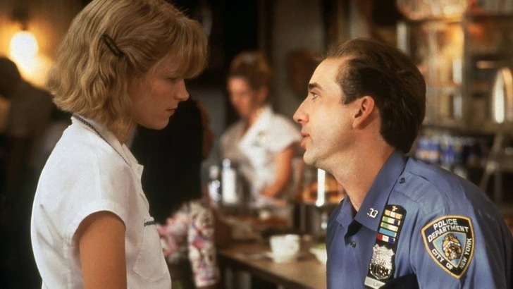 Trong "It Could Happen to You", Charlie Lang là một cảnh sát giàu lòng nhân ái ở New York, gặp may mắn khi trúng một phần xổ số. Một ngày trước khi giành chiến thắng, bị phát hiện không đủ tiền boa cho cô hầu bàn Yvonne, Charlie đã đưa ra lời đề nghị chân thành, hứa với cô một nửa số tiền thắng được. Trái ngược hoàn toàn với bản chất tốt bụng và trung thực của Charlie, vợ anh là Muriel lại bị thúc đẩy bởi ham muốn giàu có. Không ấn tượng với sự hào phóng của Charlie, ham muốn tiền bạc vô độ của Muriel tạo ra sự chia rẽ ngày càng lớn giữa họ. Trong khi Charlie và Muriel xa nhau, mối liên hệ của anh với Yvonne ngày càng sâu sắc. 