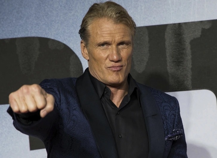 Dolph Lundgren không chỉ là một ngôi sao phim hành động, anh ấy còn có bằng thạc sĩ về kỹ thuật hóa học và đã đưa sức mạnh trí tuệ của mình lên màn ảnh rộng. Sự kết hợp độc đáo giữa sức mạnh thể chất và thành tích học tập của Lundgren làm tăng thêm chiều sâu cho sự hiện diện trên màn ảnh của anh ấy.