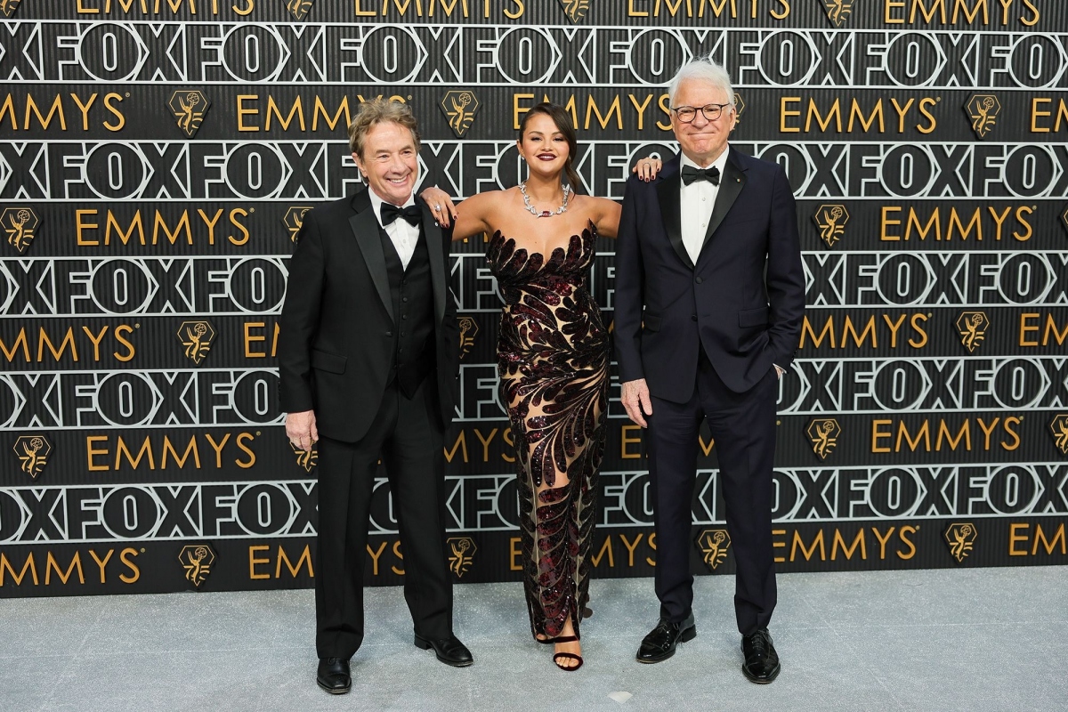 Selena Gomez khoe nhan sắc xinh đẹp bên cạnh Martin Short và Steve Martin.