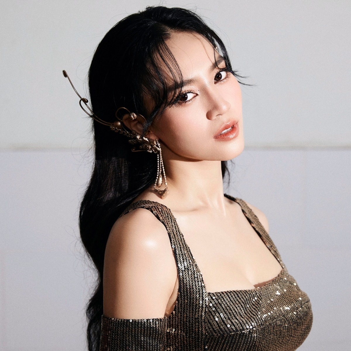 Dù không được đánh giá cao về giọng hát song người đẹp sinh năm 1990 gây ấn tượng bởi tinh thần hết mình trong từng thử thách. Cô liên tục nhận bình chọn cao từ phía khán giả và ghi tên mình vào chung kết. Trong khi đó, Ninh Dương Lan Ngọc tự nhận bản thân không có gì nổi trội và bất ngờ khi đi xa đến chung kết: "Tôi nghĩ mình lanh lợi, có kinh nghiệm tham gia truyền hình thực tế, nhưng Chị đẹp là trải nghiệm hoàn toàn khác, giúp bản thân tôi nghiêm túc hơn".