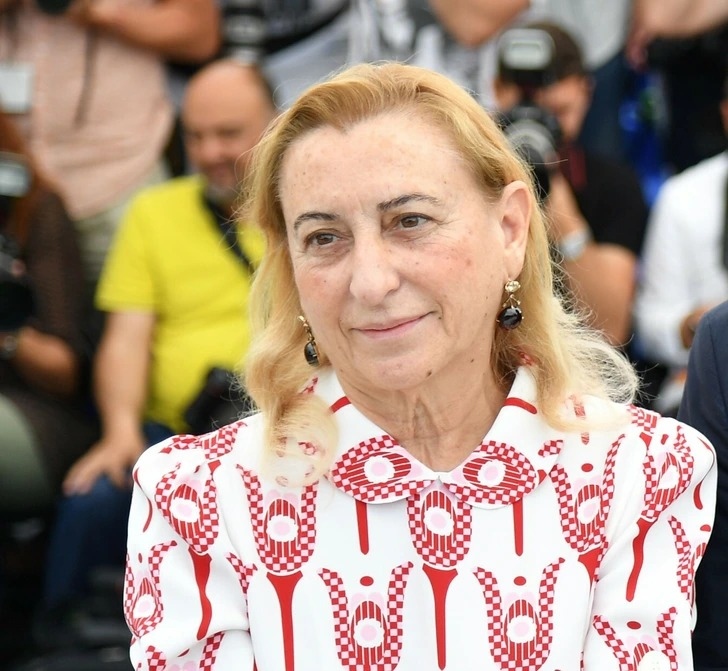 Sự sáng tạo của Miuccia Prada vượt ra ngoài thế giới thời trang khi cô còn sở hữu bằng tiến sĩ trong khoa học chính trị. Ngoài việc thiết kế quần áo, cô còn đi sâu vào sự phức tạp của chính trị và xã hội. 