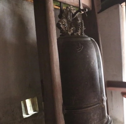Chùa còn có một quả chuông cổ nặng 180 kg, có khắc chữ Hán “Đức Sơn tự chung”, đúc từ thời Lê. Quả chuông từng bị mất cắp, lưu lạc nhiều lần. Hiện chùa vẫn còn lưu giữ được nhiều hiện vật quý hiếm.